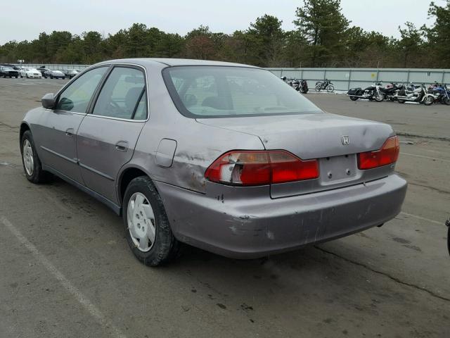 1HGCG1641YA022119 - 2000 HONDA ACCORD LX SILVER photo 3