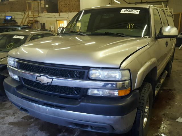 1GCHK29U22E192798 - 2002 CHEVROLET SILVERADO SILVER photo 2