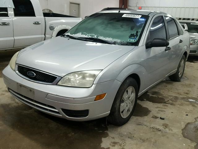 1FAFP34N17W183211 - 2007 FORD FOCUS ZX4 SILVER photo 2