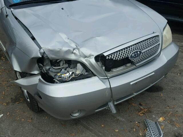 KNDUP131546593798 - 2004 KIA SEDONA EX SILVER photo 9