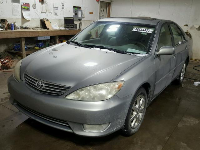 4T1BF30KX5U597146 - 2005 TOYOTA CAMRY LE ვერცხლისფერი ფოტო 2