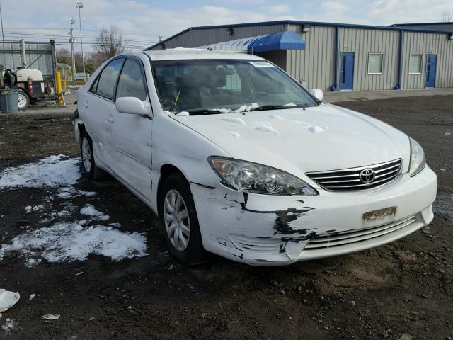 4T1BE30K05U005286 - 2005 TOYOTA CAMRY LE WHITE photo 1