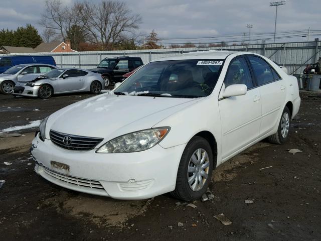 4T1BE30K05U005286 - 2005 TOYOTA CAMRY LE WHITE photo 2