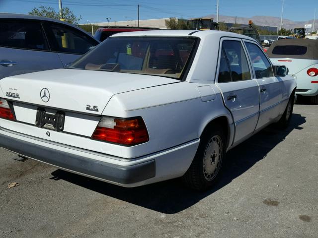 WDBEA26D8LB111394 - 1990 MERCEDES-BENZ 300 E 2.6 WHITE photo 4