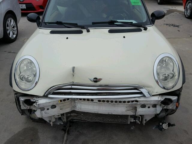 WMWRC33575TK62382 - 2005 MINI COOPER WHITE photo 7