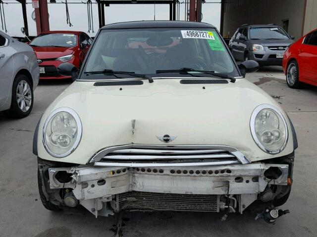 WMWRC33575TK62382 - 2005 MINI COOPER WHITE photo 9