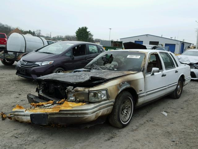 1LNLM82WXPY756508 - 1993 LINCOLN TOWN CAR S WHITE photo 2