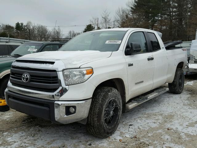 5TFUY5F11FX483487 - 2015 TOYOTA TUNDRA DOU WHITE photo 2