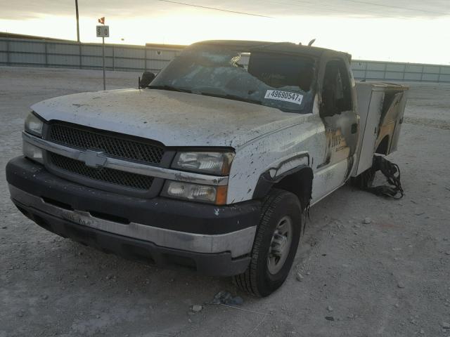 1GCHC24U64E355928 - 2004 CHEVROLET SILVERADO WHITE photo 2