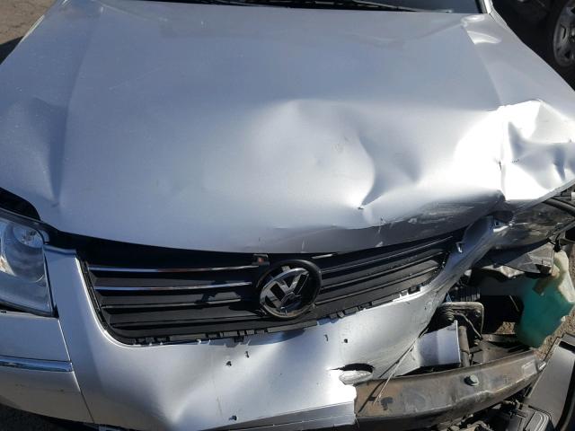 WVWTH63B11E171107 - 2001 VOLKSWAGEN PASSAT GLX SILVER photo 7