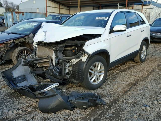 5XYKT3A65FG573659 - 2015 KIA SORENTO LX WHITE photo 2