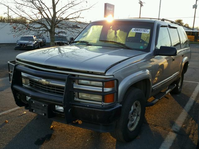 1GNEK13R4YR152510 - 2000 CHEVROLET TAHOE K150 BEIGE photo 2