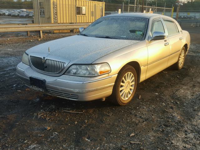 1LNHM82W75Y634191 - 2005 LINCOLN TOWN CAR S GRAY photo 2