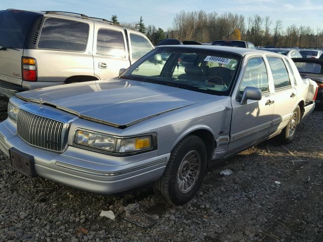 1LNLM81W9VY706584 - 1997 LINCOLN TOWN CAR E SILVER photo 2