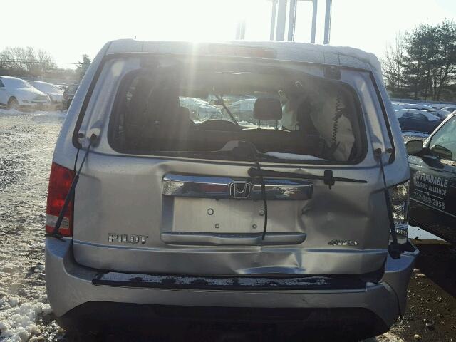 5FNYF4H20FB013582 - 2015 HONDA PILOT LX SILVER photo 9