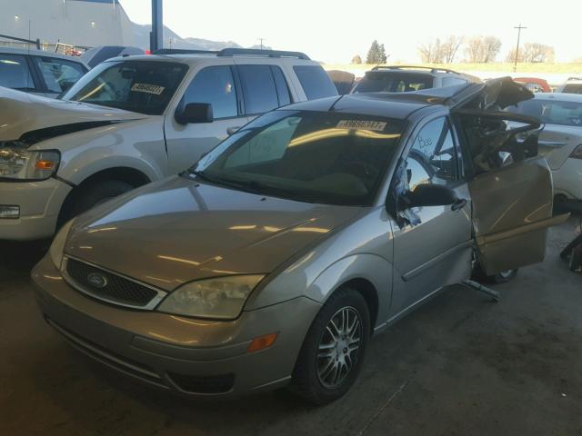 N0V1N20199999 - 2005 FORD FOCUS ZX4 TAN photo 2