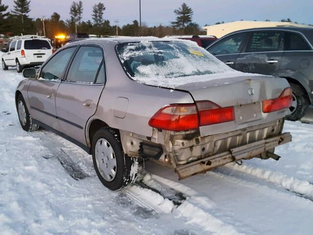 1HGCG6559YA072001 - 2000 HONDA ACCORD LX GOLD photo 3