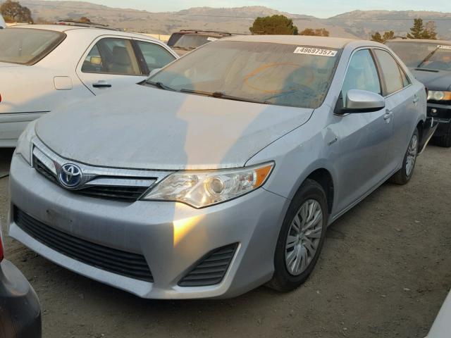 4T1BD1FKXDU082793 - 2013 TOYOTA CAMRY HYBR SILVER photo 2