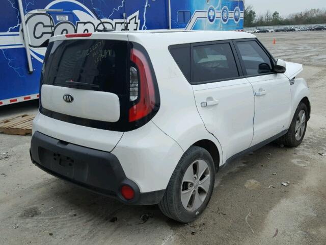 KNDJN2A29G7266555 - 2016 KIA SOUL WHITE photo 4