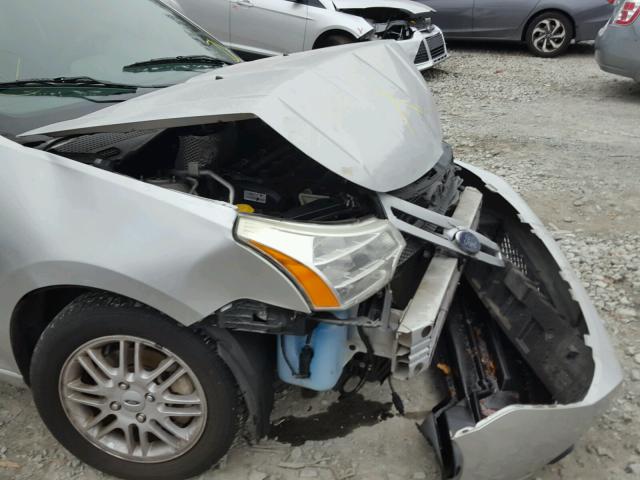 1FAHP35N09W255641 - 2009 FORD FOCUS SE SILVER photo 9