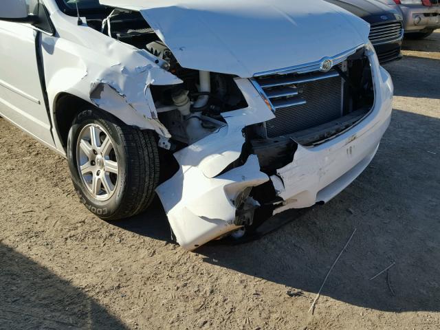 2A8HR54P28R611218 - 2008 CHRYSLER TOWN & COU WHITE photo 9