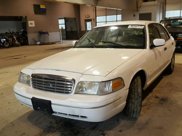 2FAFP73W6YX169053 - 2000 FORD CROWN VICT WHITE photo 2