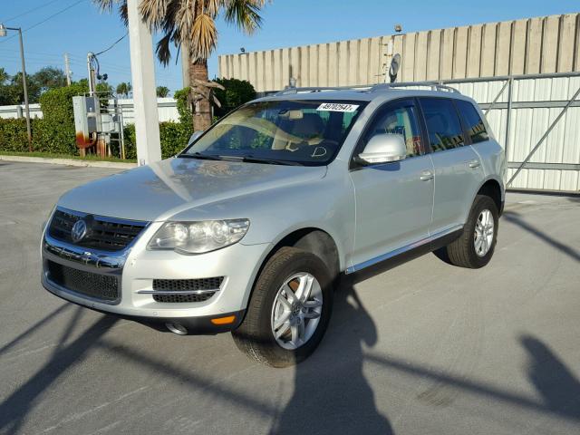 WVGBE77LX8D035180 - 2008 VOLKSWAGEN TOUAREG 2 SILVER photo 2