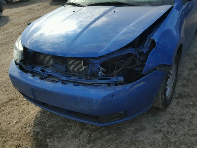 1FAHP3FNXBW159195 - 2011 FORD FOCUS SE BLUE photo 9