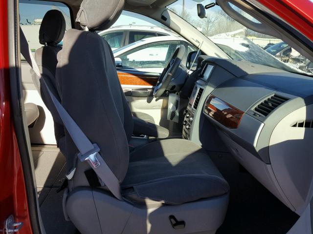 2A8HR54139R524571 - 2009 CHRYSLER TOWN & COU RED photo 5