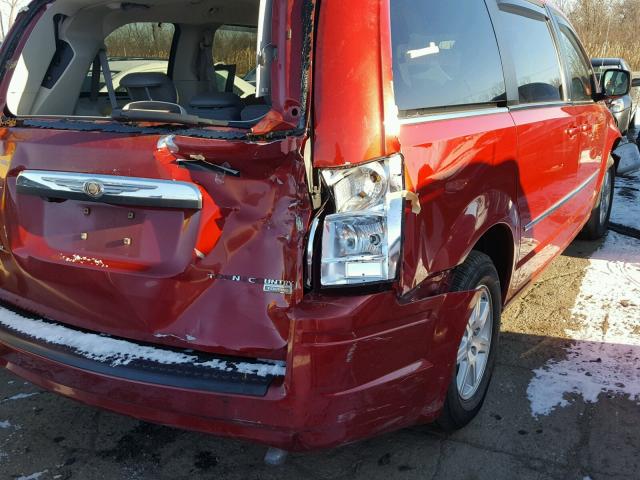 2A8HR54139R524571 - 2009 CHRYSLER TOWN & COU RED photo 9