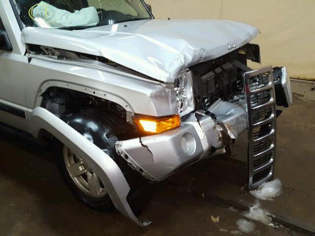 1J8HG48N98C242519 - 2008 JEEP COMMANDER SILVER photo 9