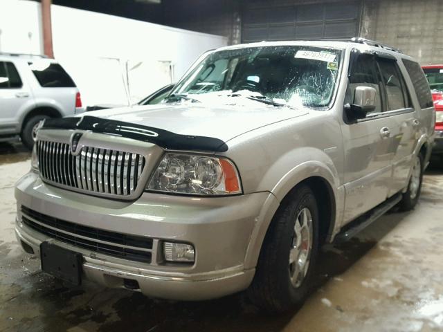 5LMFU28596LJ08000 - 2006 LINCOLN NAVIGATOR WHITE photo 2