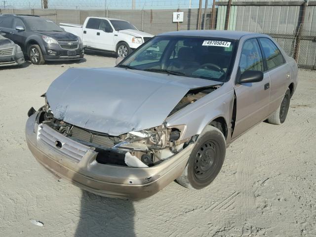 4T1BG22K2VU123955 - 1997 TOYOTA CAMRY CE GOLD photo 2