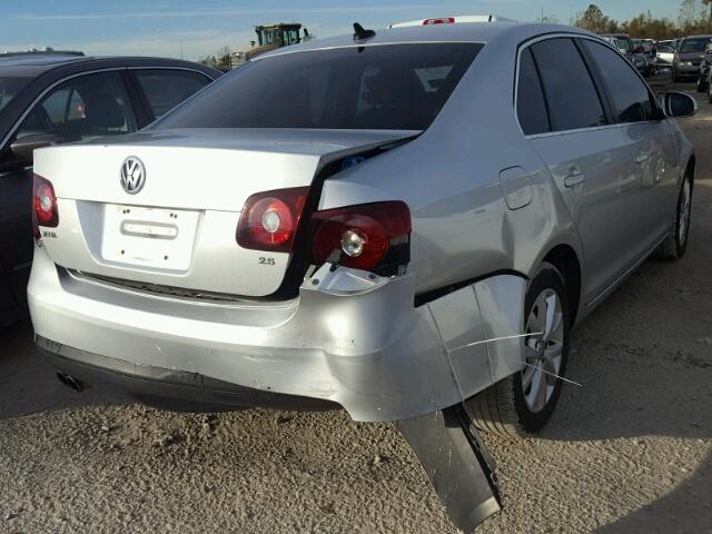 3VWRZ7AJ8AM047995 - 2010 VOLKSWAGEN JETTA SE SILVER photo 4