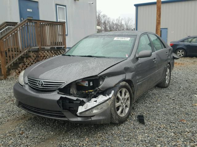 4T1BE32K35U969801 - 2005 TOYOTA CAMRY LE GRAY photo 2