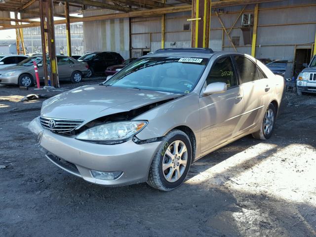 4T1BF30K45U087892 - 2005 TOYOTA CAMRY LE GOLD photo 2