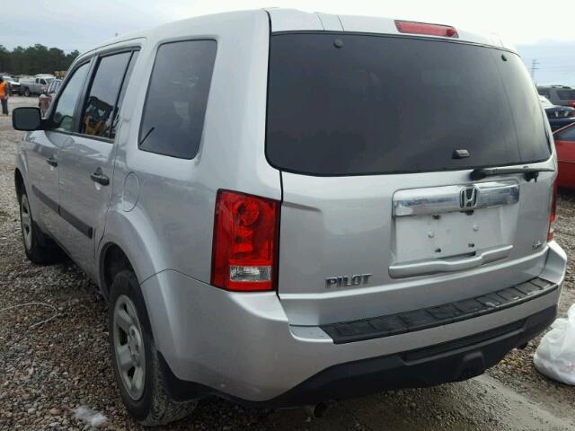 5FNYF3H24FB016981 - 2015 HONDA PILOT LX SILVER photo 3