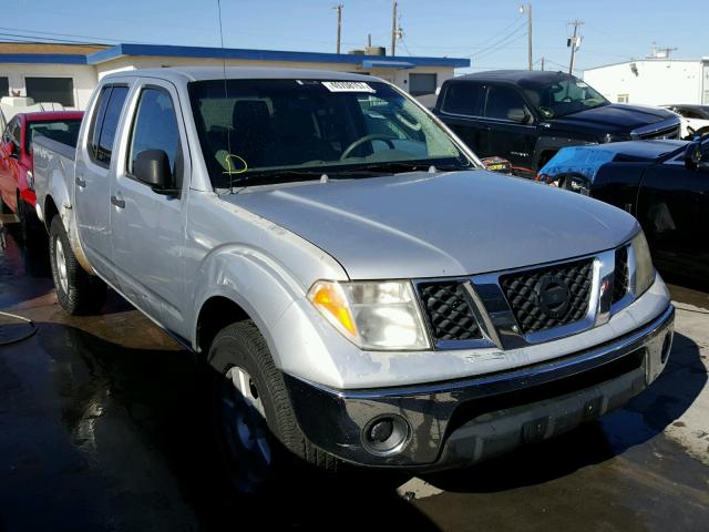 1N6AD07W55C437840 - 2005 NISSAN FRONTIER C SILVER photo 1