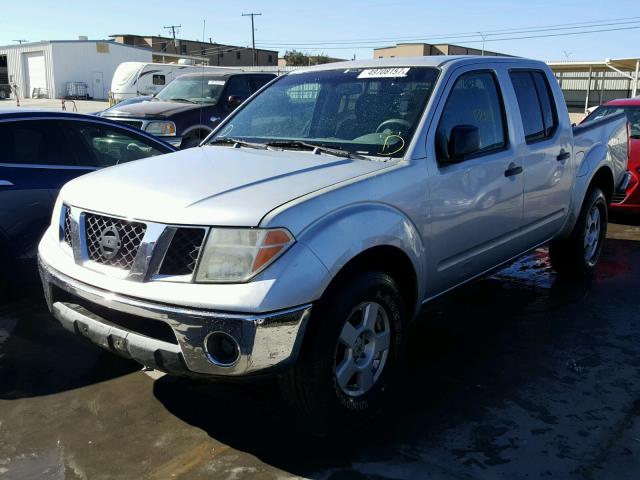 1N6AD07W55C437840 - 2005 NISSAN FRONTIER C SILVER photo 2