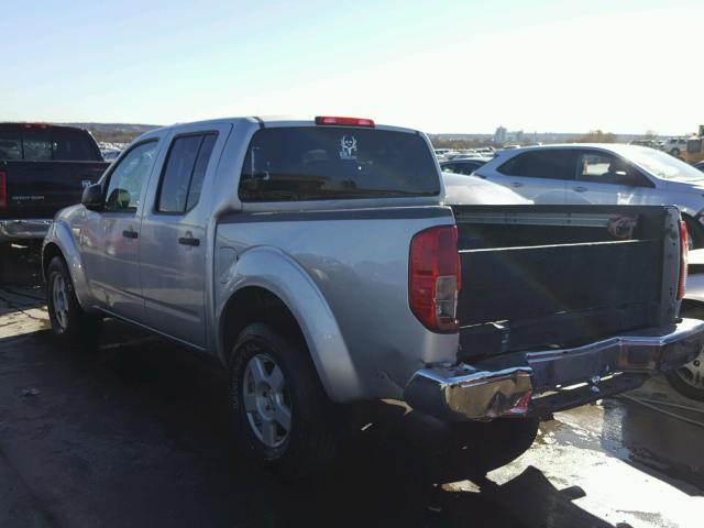 1N6AD07W55C437840 - 2005 NISSAN FRONTIER C SILVER photo 3