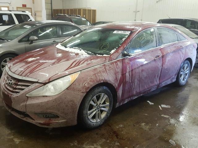 5NPEB4AC8DH656665 - 2013 HYUNDAI SONATA GLS RED photo 2