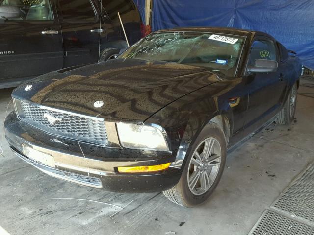 1ZVFT80N865231751 - 2006 FORD MUSTANG BLACK photo 2