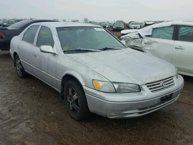 4T1BG22K9WU294588 - 1998 TOYOTA CAMRY CE SILVER photo 1