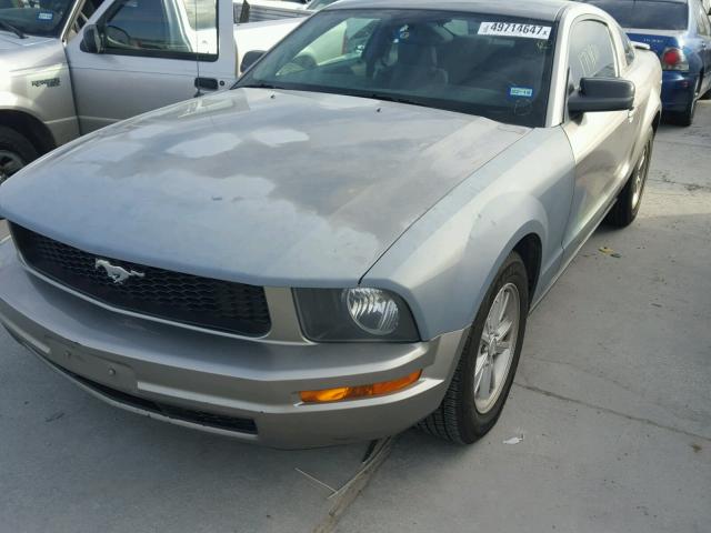 1ZVHT80N785163941 - 2008 FORD MUSTANG GRAY photo 2