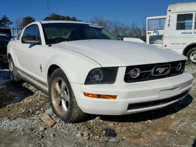 1ZVHT80N285102819 - 2008 FORD MUSTANG WHITE photo 1