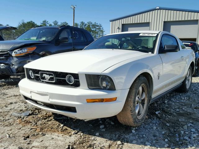 1ZVHT80N285102819 - 2008 FORD MUSTANG WHITE photo 2