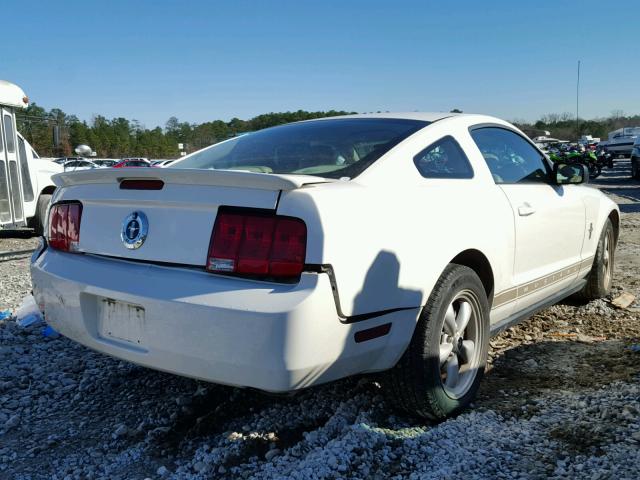 1ZVHT80N285102819 - 2008 FORD MUSTANG WHITE photo 4