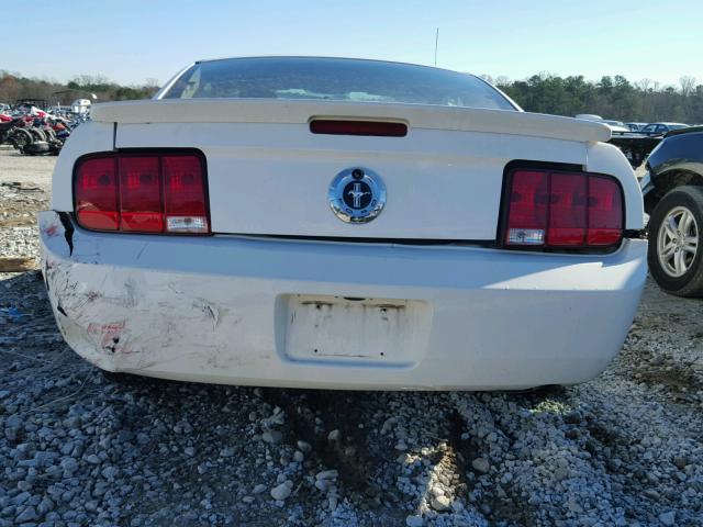 1ZVHT80N285102819 - 2008 FORD MUSTANG WHITE photo 9