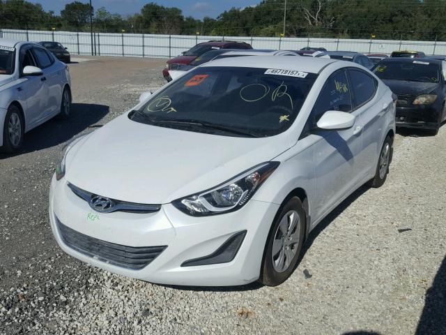 5NPDH4AE8GH713334 - 2016 HYUNDAI ELANTRA SE WHITE photo 2