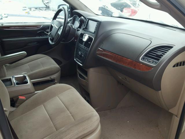 2A4RR5DG4BR760470 - 2011 CHRYSLER TOWN & COU GOLD photo 5